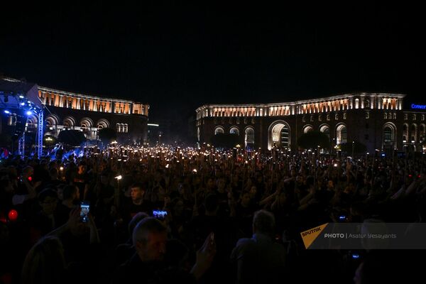 Традиционное факельное шествие к мемориальному комплексу Цицернакаберд (23 апреля 2024). Еревaн - Sputnik Армения