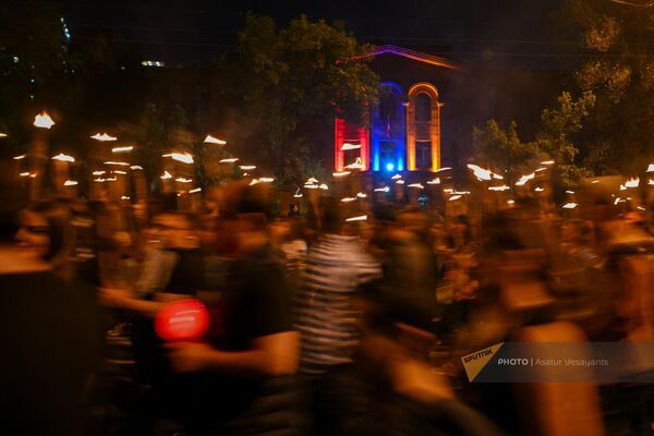 Традиционное факельное шествие к мемориальному комплексу Цицернакаберд (23 апреля 2024). Еревaн - Sputnik Армения