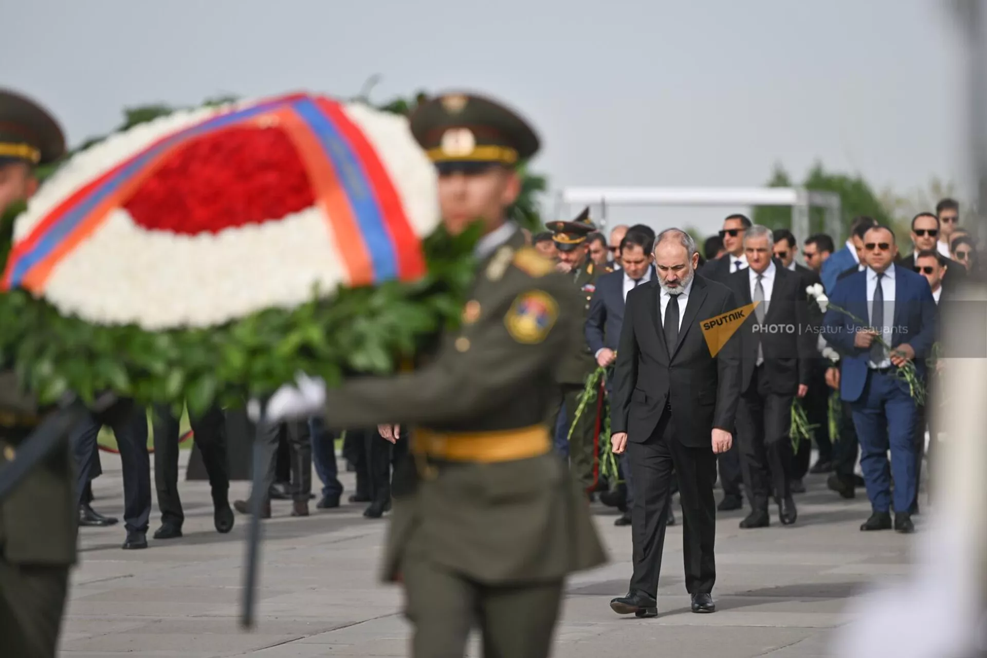 Премьер-министр Никол Пашинян, президент Ваагн Хачатурян и спикер НС Ален Симонян посетили Мемориал геноцида армян Цицернакаберд (24 апреля 2024). Еревaн - Sputnik Армения, 1920, 24.04.2024