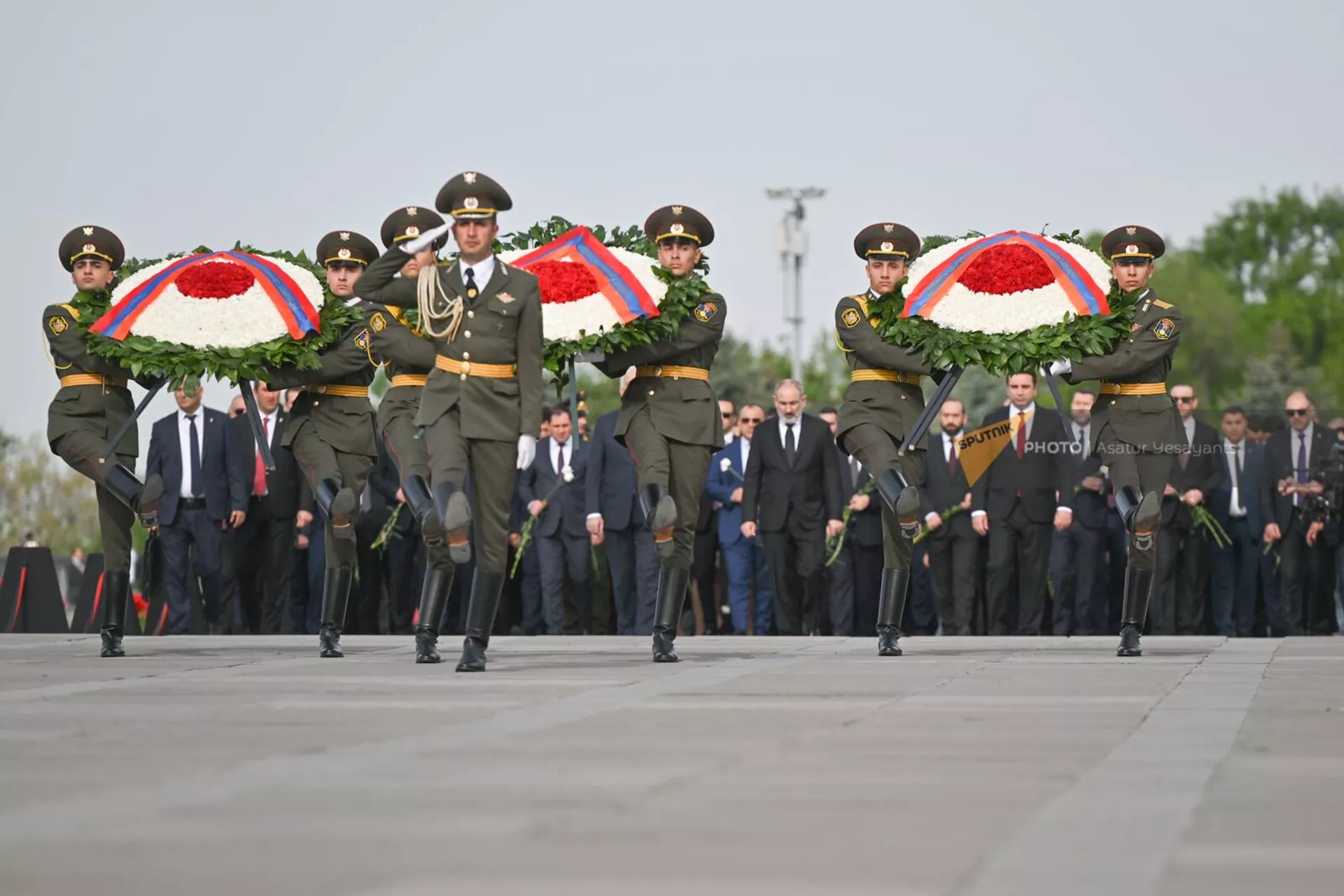 Премьер-министр Никол Пашинян, президент Ваагн Хачатурян и спикер НС Ален Симонян посетили Мемориал геноцида армян Цицернакаберд (24 апреля 2024). Еревaн - Sputnik Армения, 1920, 24.04.2024