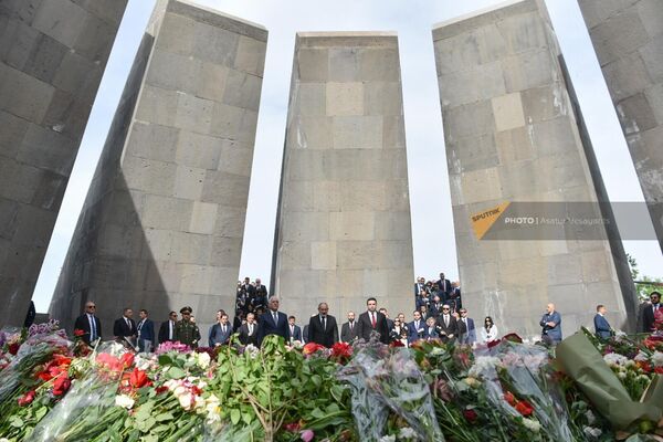 Премьер-министр Никол Пашинян, президент Ваагн Хачатурян и спикер НС Ален Симонян посетили Мемориал геноцида армян Цицернакаберд (24 апреля 2024). Еревaн - Sputnik Армения