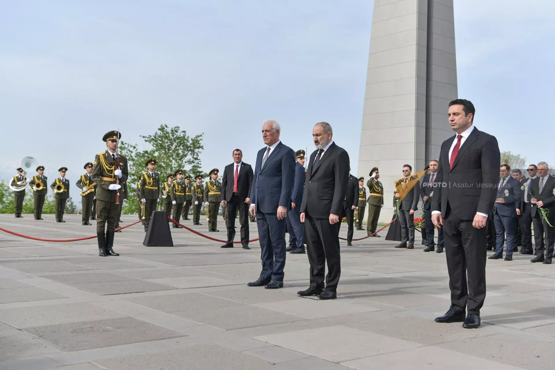 Премьер-министр Никол Пашинян, президент Ваагн Хачатурян и спикер НС Ален Симонян посетили Мемориал геноцида армян Цицернакаберд (24 апреля 2024). Еревaн - Sputnik Армения, 1920, 24.04.2024