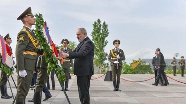 Премьер-министр Никол Пашинян посетил Мемориал геноцида армян Цицернакаберд (24 апреля 2024). Еревaн - Sputnik Армения