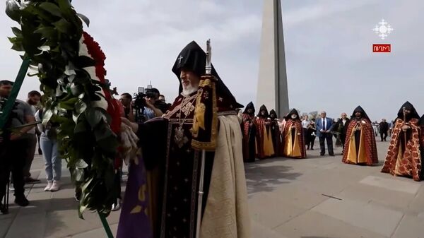 В Мемориале памяти жертв Геноцида армян в эти минуты совершается поминальный молебен в память о 1,5 млн. мучеников - Sputnik Армения