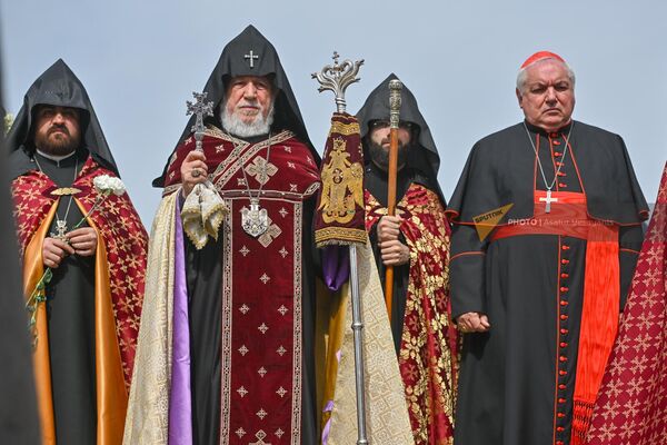 Католикос Гарегин II совершил молебен в память о жертвах геноцида армян (24 апреля 2024). Еревaн - Sputnik Армения