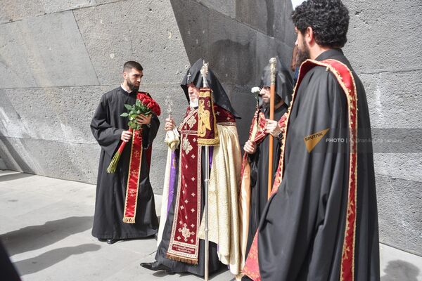 Католикос Гарегин II совершил молебен в память о жертвах геноцида армян (24 апреля 2024). Еревaн - Sputnik Армения