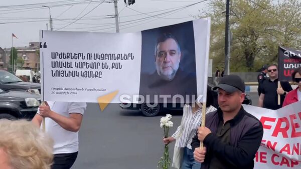 Друзья, коллеги и соратники Рубена Варданяна шествием идут к Цицернакаберду в знак поддержки  всех армянских узников бакинской тюрьмы - Sputnik Արմենիա