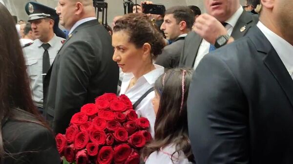 Супругу армянского премьера в Цицернакаберде встретили с криками Никол – убийца, Никол – турок, Армения без турок - Sputnik Армения
