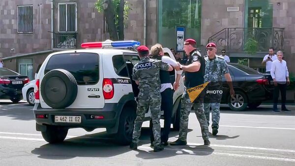 Полиция задерживает активистов, блокировавших движение на улице Чаренца (25 апреля 2024). Еревaн - Sputnik Армения