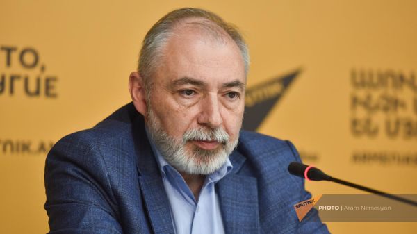 Координатор движения Сильная Армения с Россией. За новый Союз, председатель партии Конституционное право Айк Бабуханян на пресс-конференции (26 апреля 2024). Еревaн - Sputnik Արմենիա