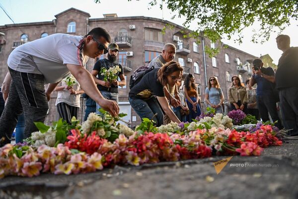 Граждане приносят цветы к месту гибели Соны Мнацаканян на перекрестке улиц Лео - Пароняна (26 апреля 2024). Еревaн - Sputnik Армения