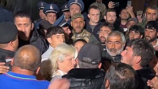Стычка между полицией и перекрывшими дорогу на участке Киранц - Воскепар активистами (26 апреля 2024). Тавуш - Sputnik Армения