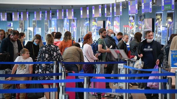 Пассажиры у стойки регистрации в национальном аэропорту Минск. - Sputnik Արմենիա
