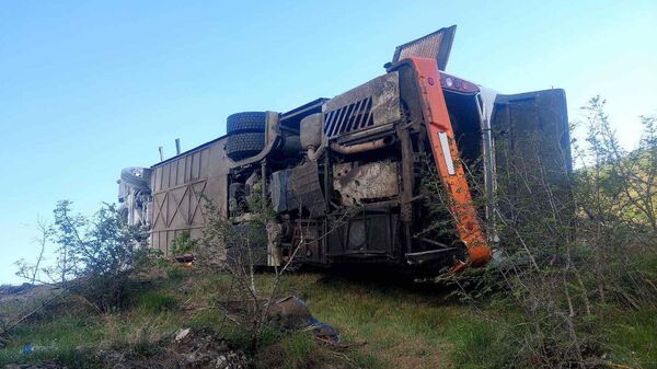 В результате ДТП автобус съехал с трассы и скатился в долину возле села Верин Хотанан (27 апреля 2024). Сюник - Sputnik Армения