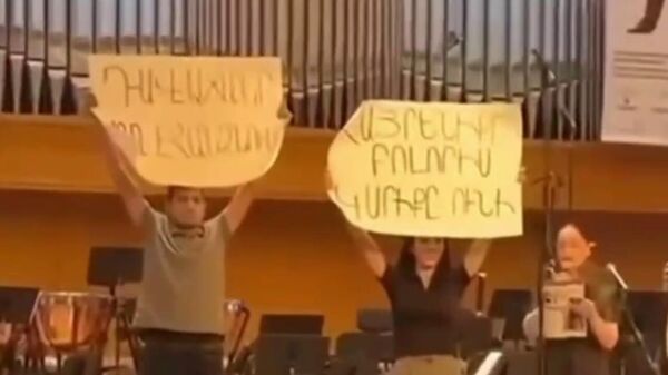 Երիտասարդներն ակցիա են իրականացրել Հակոբ Պարոնյանի անվան Երաժշտական Կոմեդիայի Պետական թատրոնում - Sputnik Արմենիա