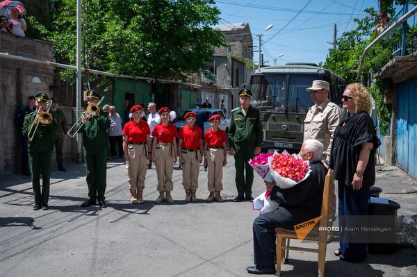 Ветеран ВОВ Асатур Базиян принимает поздравления от командира 102-й базы Алексея Яковенко по случаю праздника 9 мая - Sputnik Армения