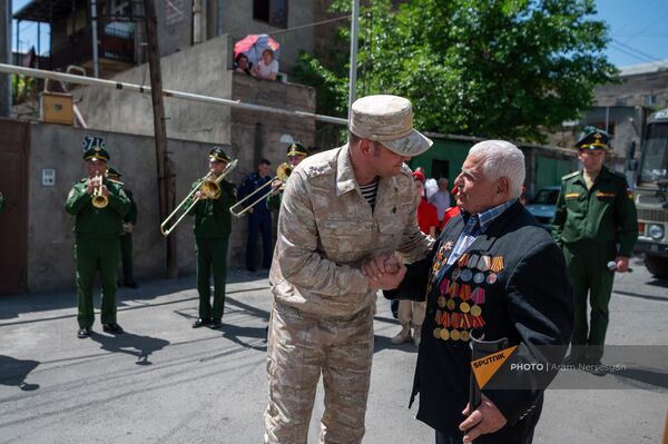 Ветеран ВОВ Асатур Базиян принимает поздравления от командира 102-й базы Алексея Яковенко по случаю праздника 9 мая - Sputnik Армения