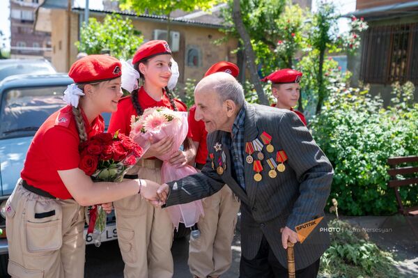 Ветеран ВОВ Володя Гспоян принимает поздравления по случаю праздника 9 мая - Sputnik Армения