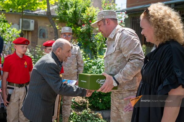 Ветеран ВОВ Володя Гспоян принимает поздравления от командира 102-й базы Алексея Яковенко по случаю праздника 9 мая - Sputnik Армения