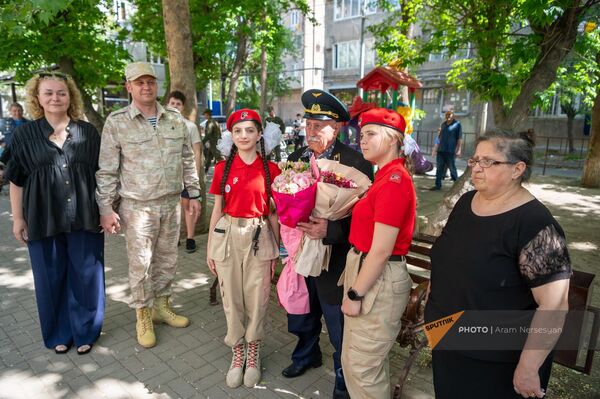 Ветеран ВОВ Октебмер Степанян принимает поздравления от командира 102-й базы Алексея Яковенко по случаю праздника 9 мая - Sputnik Армения