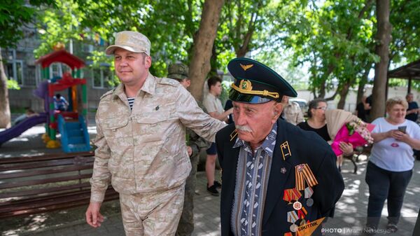 Ветеран ВОВ Октебмер Степанян принимает поздравления от командира 102-й базы Алексея Яковенко по случаю праздника 9 мая - Sputnik Армения