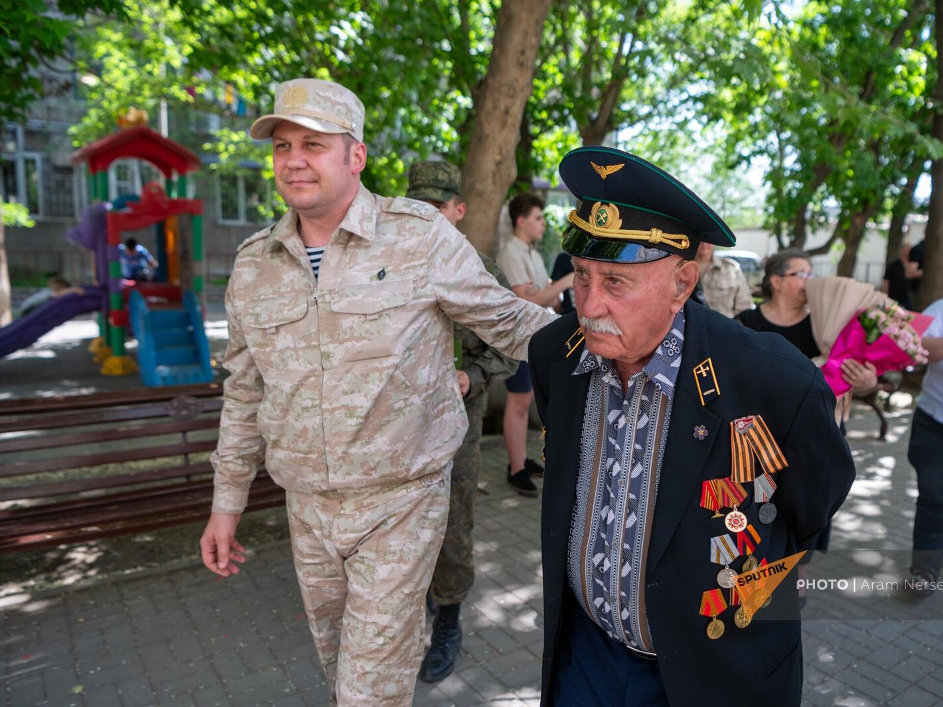 Чтобы знали, что такое война: командир 102-й базы поздравил ветеранов ВОВ в  Армении - 29.04.2024, Sputnik Армения