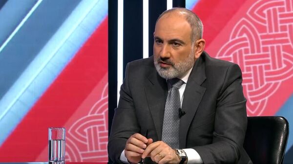 Премьер-министр Никол Пашинян дает интервью Петросу Казаряну (1 мая 2024). Еревaн - Sputnik Армения