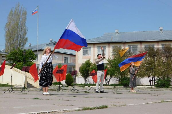 Գյումրիում ռուսական 102-րդ ռազմաբազան տեղի բնակիչների հետ նշել է մայիսի 1-ը - Sputnik Արմենիա