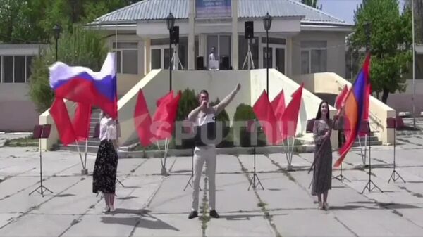 В Гюмри командование 102-ой российской военной базы совместно с городскими властями организовали концерт к Дню труда  - Sputnik Армения