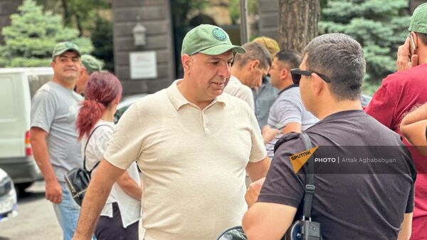 Учредитель движения Камк (Воля) Ваагн Чахалян на акции протеста с требованием отставки премьер-министра (2 мая 2024). Еревaн - Sputnik Армения