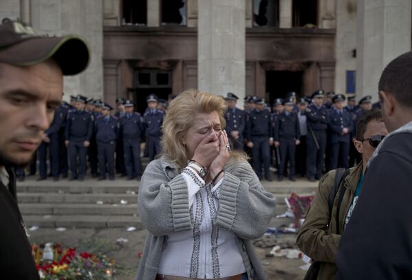 Женщина плачет на фоне сгоревшего здания профсоюза в Одессе - Sputnik Армения