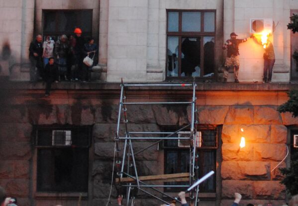 Մարդիկ փորձում են դուրս գալ այրվող շենքից - Sputnik Արմենիա