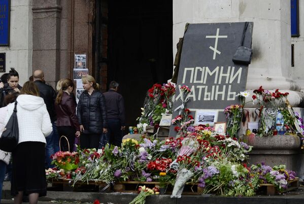 Горожане возлагают цветы в память о погибших в результате пожара в Доме профсоюзов на площади Куликово поле в Одессе - Sputnik Армения