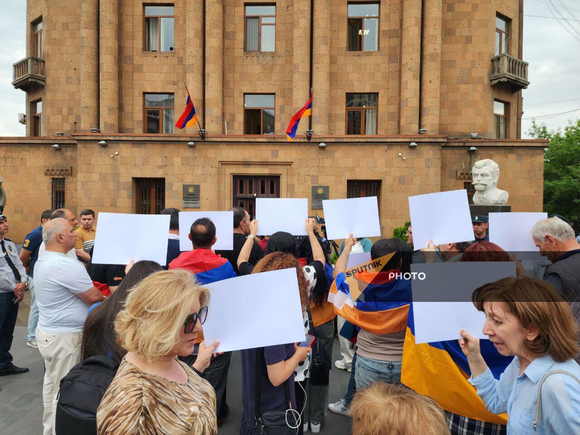 Активисты Айакве проводят акцию протеста перед зданием МВД (2 мая 2024). Еревaн - Sputnik Արմենիա, 1920, 02.05.2024