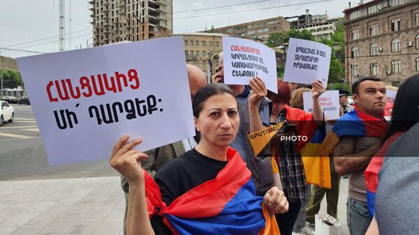 Активисты Айакве проводят акцию протеста перед зданием МВД (2 мая 2024). Еревaн - Sputnik Армения