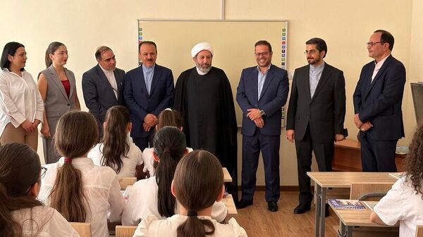 Президент организации культуры и исламских связей Ирана Мохаммад Мехди Иманипур посетил основную школу № 35 имени Гоголя, где преподается персидский язык - Sputnik Армения