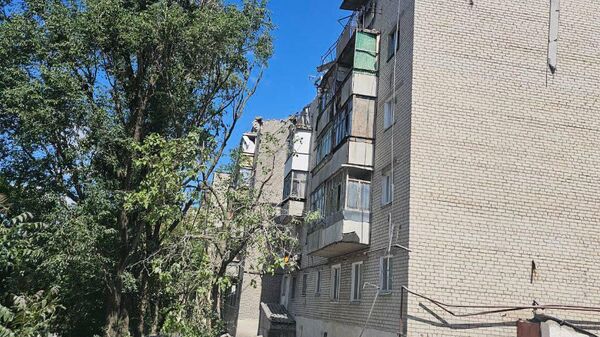 Пятиэтажка в Токмаке, пострадавшей при артиллерийском обстреле ВСУ  - Sputnik Армения