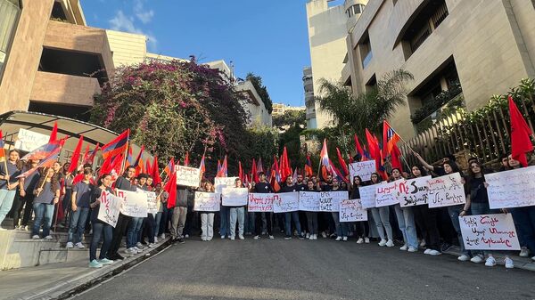 По инициативе Центрального управления АРФ перед посольством Республики Армения в Ливане прошла сидячая забастовка (5 мая 2024). Бейрут - Sputnik Армения
