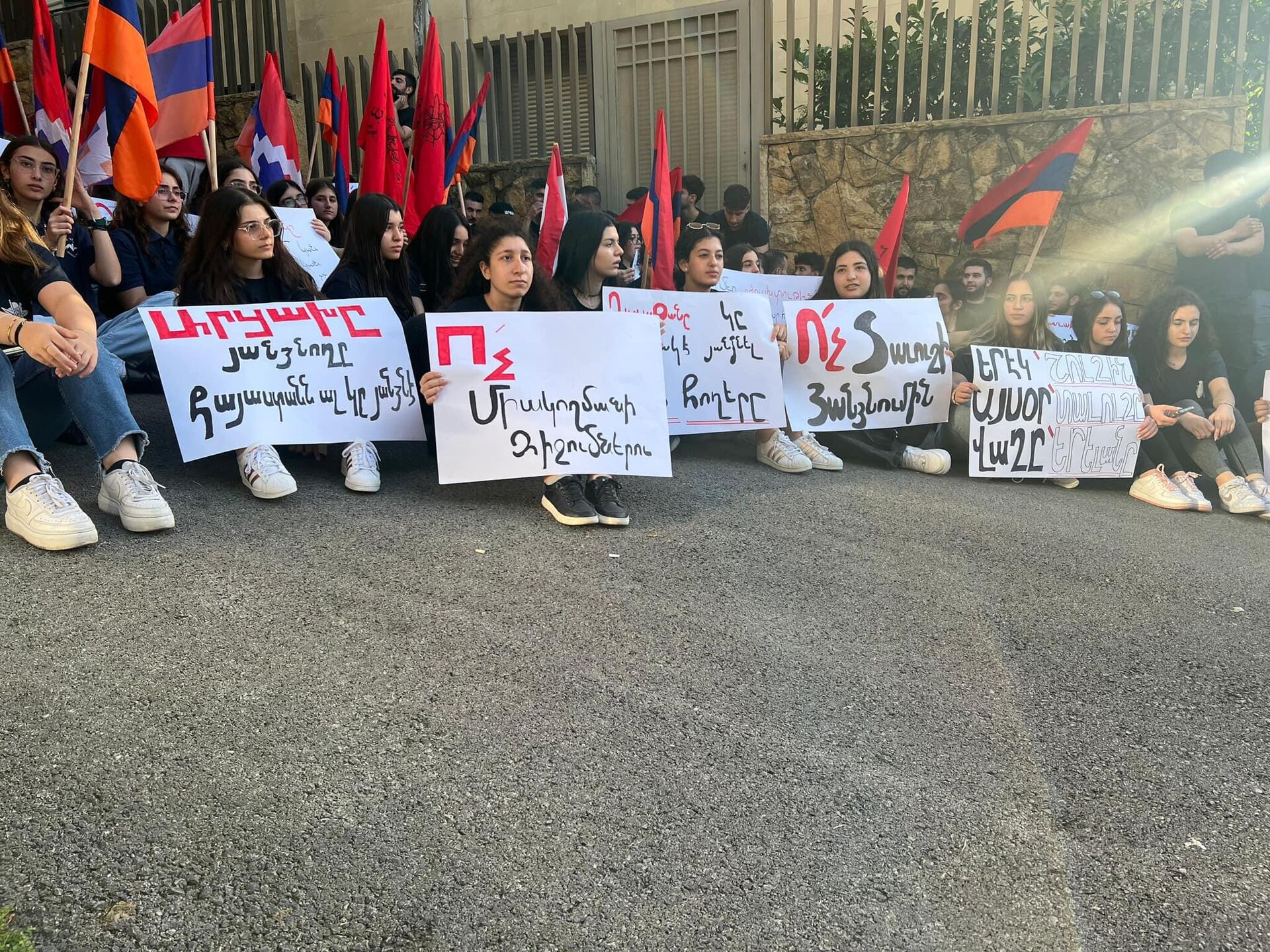 По инициативе Центрального управления АРФ перед посольством Республики Армения в Ливане прошла сидячая забастовка (5 мая 2024). Бейрут - Sputnik Արմենիա, 1920, 05.05.2024