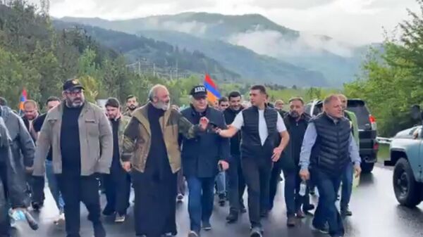 Епископ Баграт Галстанян возглавляет шествие в Дилижане (5 мая 2024). Тавуш - Sputnik Армения