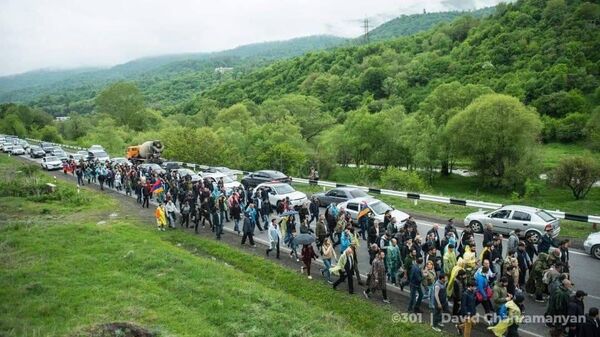 Епископ Баграт Галстанян возглавляет шествие на дороге в Дилижан (5 мая 2024). Тавуш - Sputnik Армения