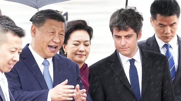 Премьер-министр Франции Габриэль Атталь приветствует президента Китая Си Цзиньпина по прибытии с официальным двухдневным государственным визитом в аэропорту Орли (5 мая 2024). Париж - Sputnik Армения