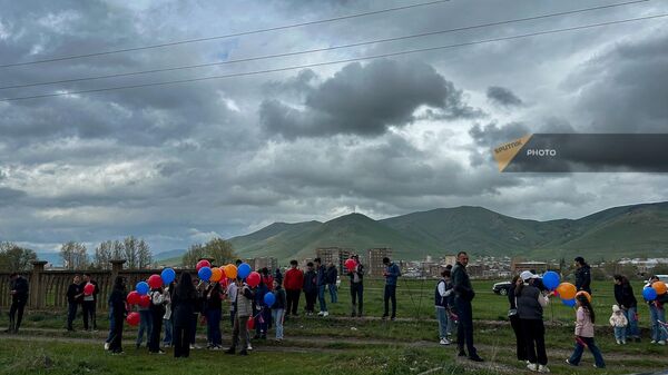 Жители Гегаркуникской области в ожидании шествия во главе с епископом Багратом Галстаняном (6 мая 2024). Севан - Sputnik Армения