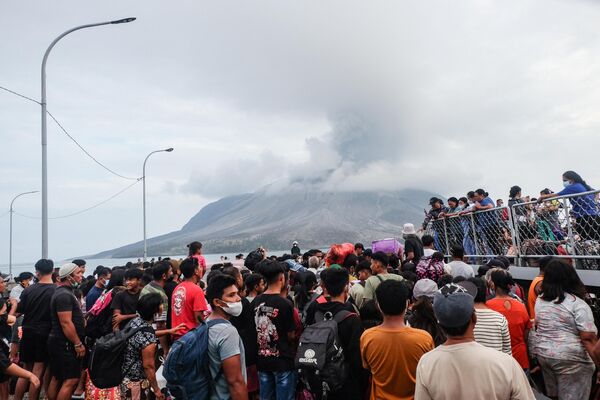 Эвакуированные садятся на индонезийский военный корабль на острове Тагуланданг - Sputnik Армения