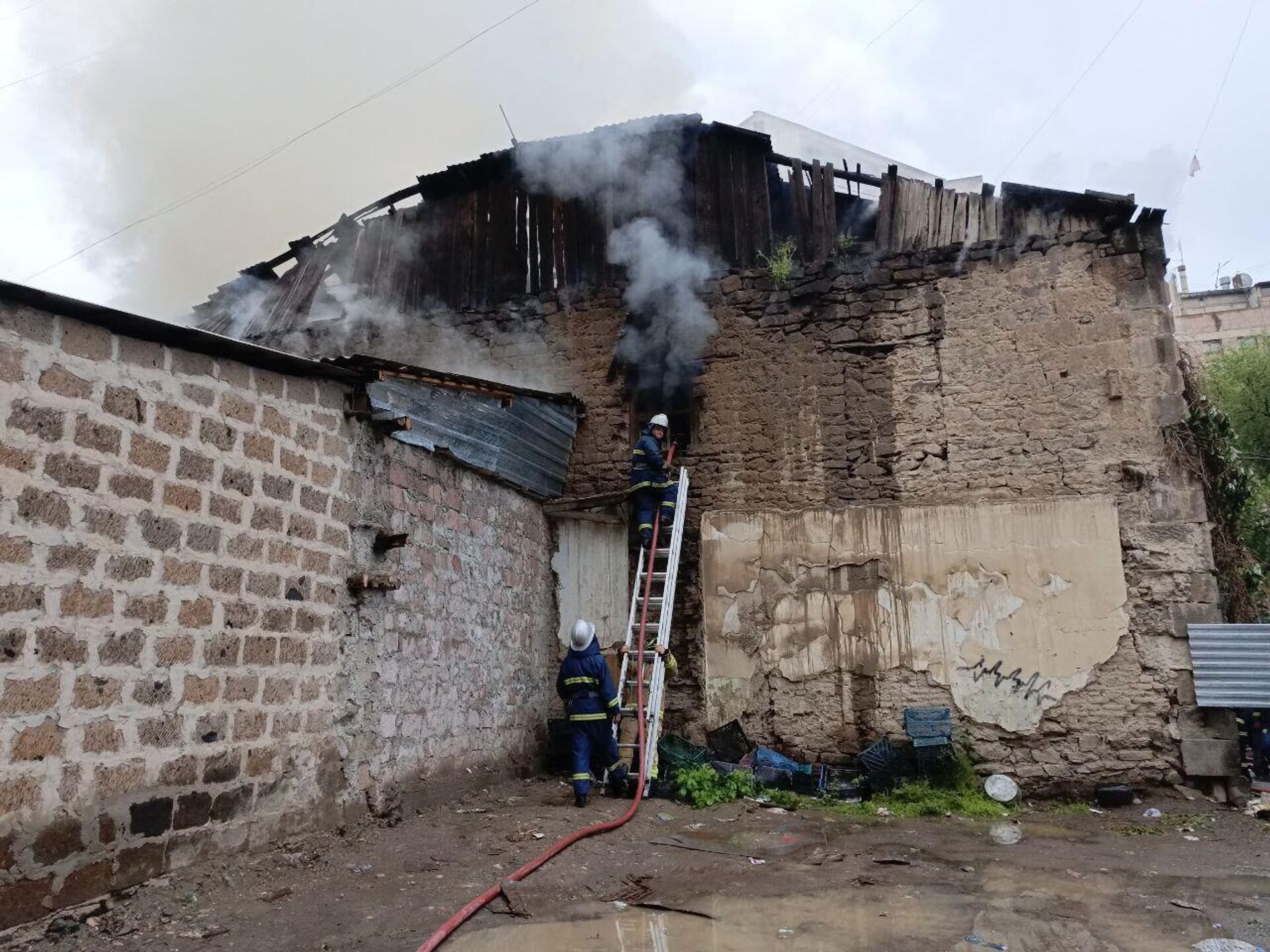 Пожарники локализуют пожар на крыше одного из двухэтажных домов на улице Дегатан (7 мая 2024). Еревaн - Sputnik Армения, 1920, 07.05.2024