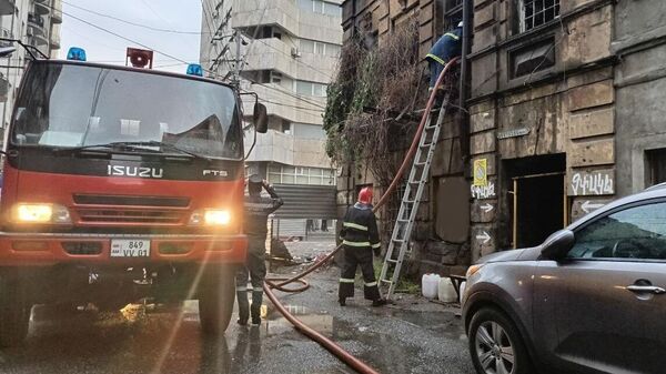 Пожарники локализуют пожар на крыше одного из двухэтажных домов на улице Дегатан (7 мая 2024). Еревaн - Sputnik Армения