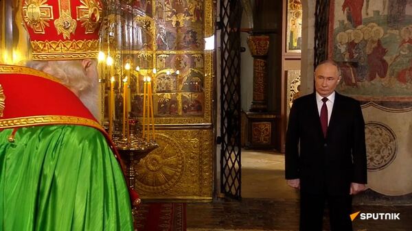 Патриарх Кирилл благословил Путина после благодарственного молебна - Sputnik Армения