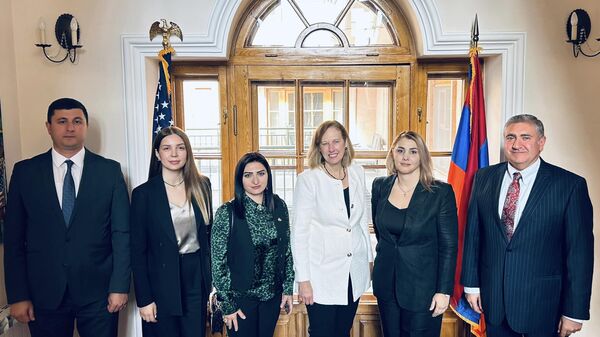 Посол США Кристина Квин и представители двух оппозиционных фракций Айастан и Честь имею обсудили ситуацию с демократией в стране (8 мая 2024). Ереван - Sputnik Армения