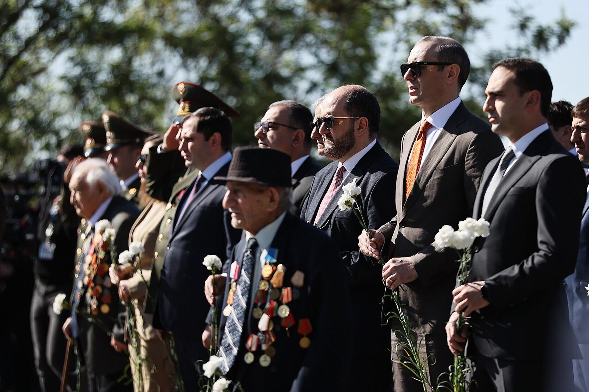 Члены правительства во время возложения цветов к Вечному огню в парке Победы (9 мая 2024). Еревaн - Sputnik Армения, 1920, 09.05.2024