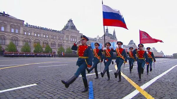 Почетный караул вынес на Красную площадь государственный флаг России и Знамя Победы - Sputnik Армения